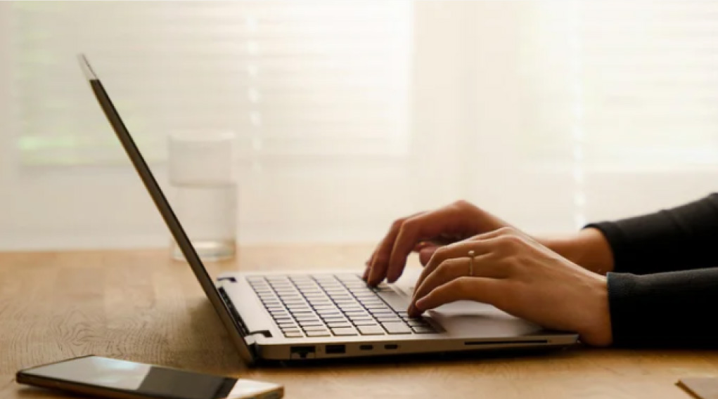 Advogado do escritório escrevendo no computador