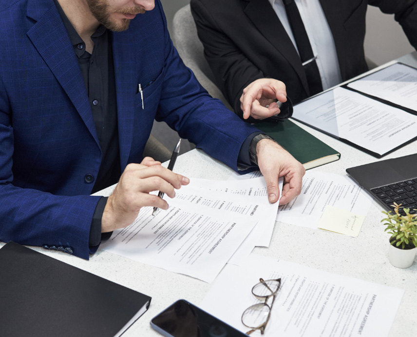 Advogada analisando um contrato