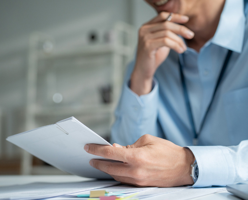 Advogado revisando um contrato com o cliente