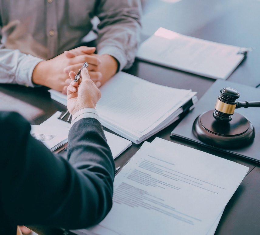 Advogado empresarial trabalhando no escritório