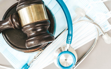 Médico em consultório, atendimento em direito médico