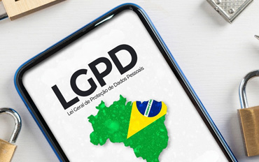 Tela de computador com dados protegidos, adequação à LGPD